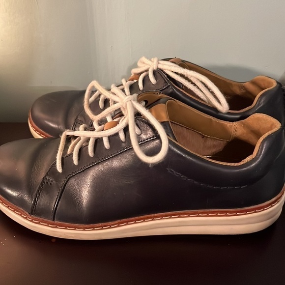 Women’s Navy, white trim and laces Unstructured Clark’s leather shoes, size 6​ - Picture 3 of 6